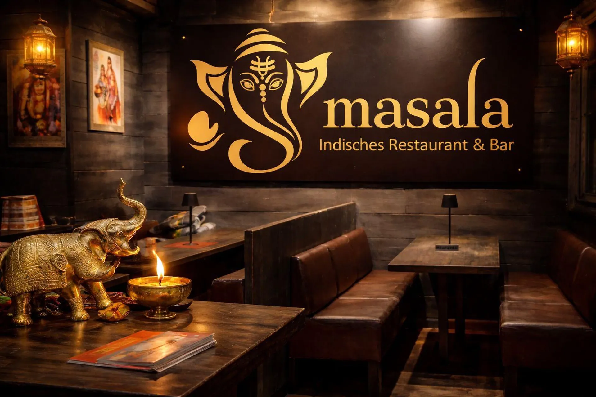 Goldenes Masala-Schild mit Ganesha-Motiv und warm beleuchteten Sitzplätzen.